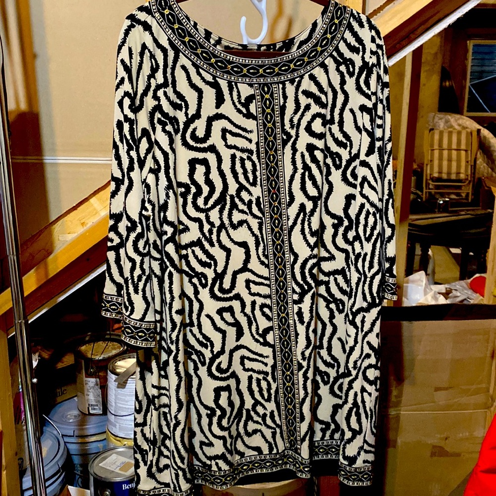 Stylish Alfani Top gold and silver design within